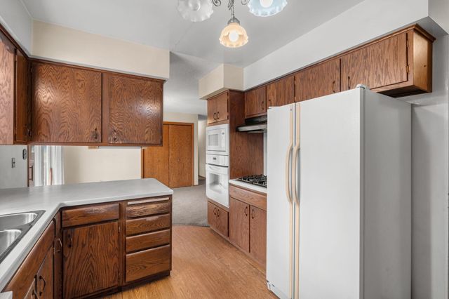 2460 E Meadow Drive, North Saint Paul, MN 55109