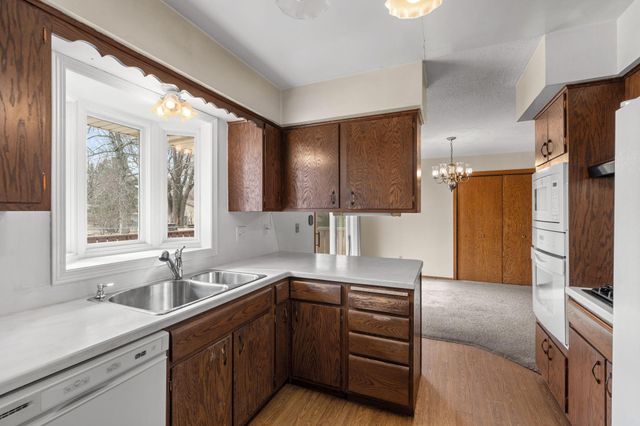 2460 E Meadow Drive, North Saint Paul, MN 55109