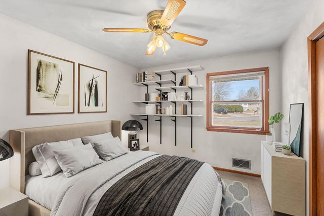 2460 E Meadow Drive, North Saint Paul, MN 55109