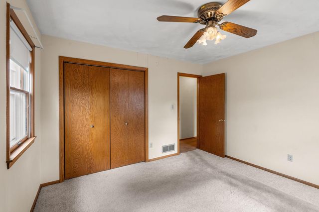 2460 E Meadow Drive, North Saint Paul, MN 55109