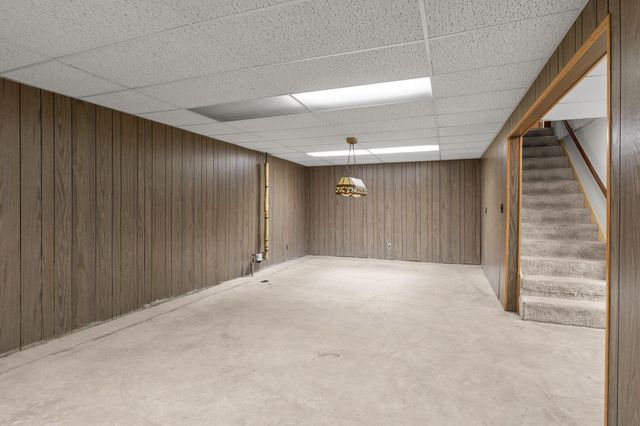 2460 E Meadow Drive, North Saint Paul, MN 55109