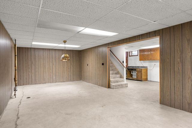 2460 E Meadow Drive, North Saint Paul, MN 55109