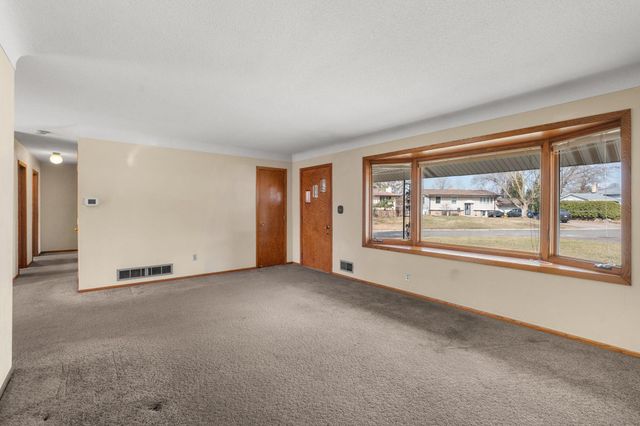 2460 E Meadow Drive, North Saint Paul, MN 55109