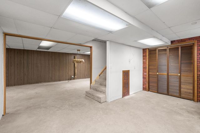 2460 E Meadow Drive, North Saint Paul, MN 55109