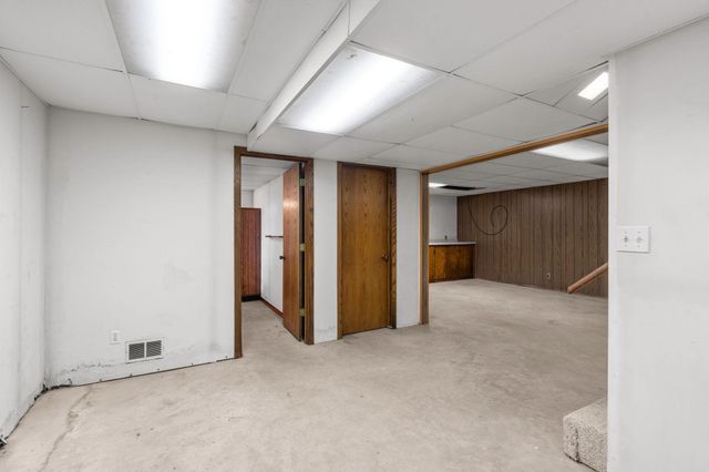 2460 E Meadow Drive, North Saint Paul, MN 55109