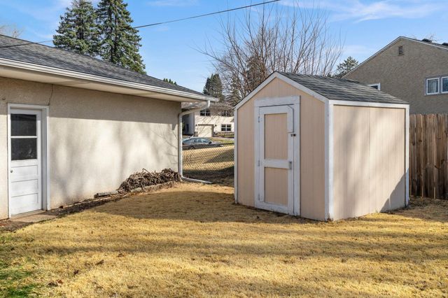 2460 E Meadow Drive, North Saint Paul, MN 55109