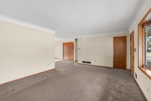 2460 E Meadow Drive, North Saint Paul, MN 55109