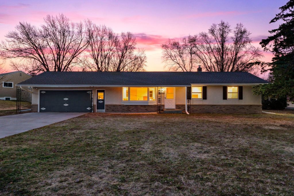 2460 E Meadow Drive, North Saint Paul, MN 55109