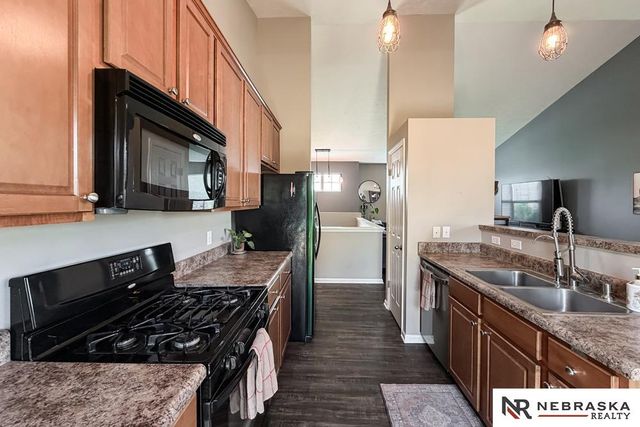 2301 Lakewood Drive, Papillion, NE 68046