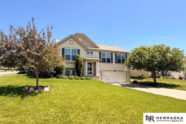 2301 Lakewood Drive, Papillion, NE 68046