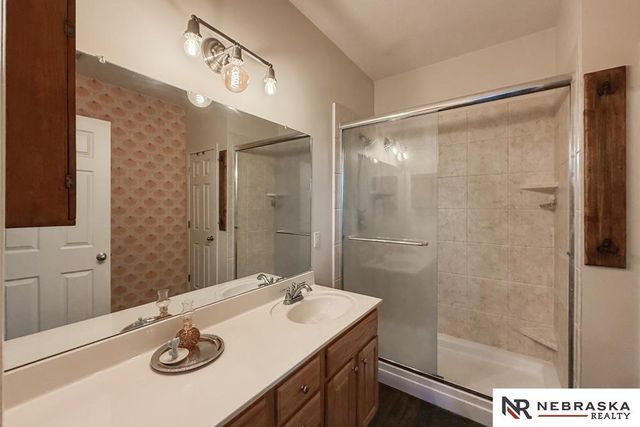 2301 Lakewood Drive, Papillion, NE 68046