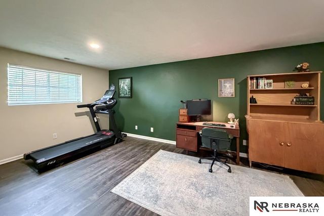 2301 Lakewood Drive, Papillion, NE 68046