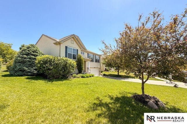 2301 Lakewood Drive, Papillion, NE 68046