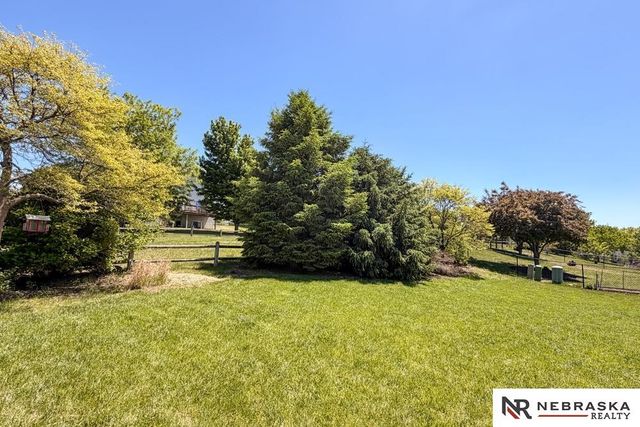 2301 Lakewood Drive, Papillion, NE 68046