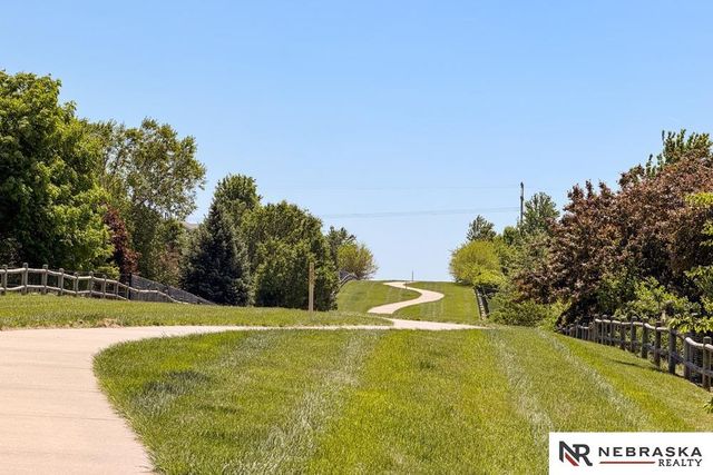 2301 Lakewood Drive, Papillion, NE 68046