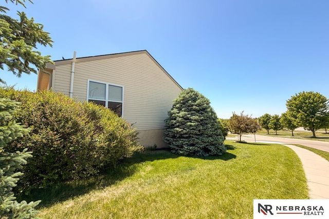 2301 Lakewood Drive, Papillion, NE 68046