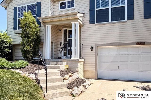 2301 Lakewood Drive, Papillion, NE 68046