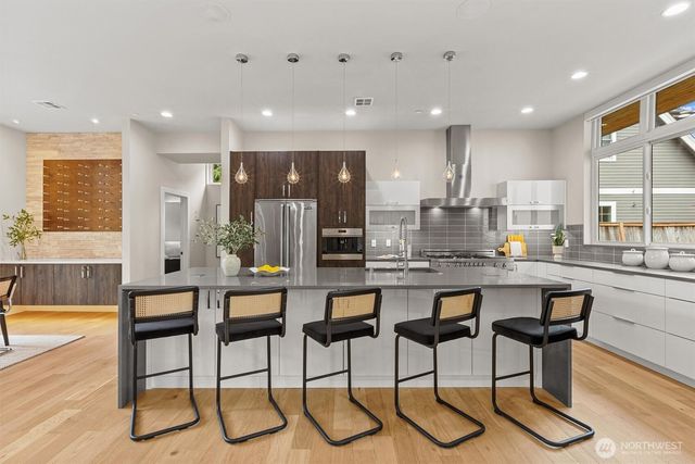 16323 NE 44th Court, Redmond, WA 98052