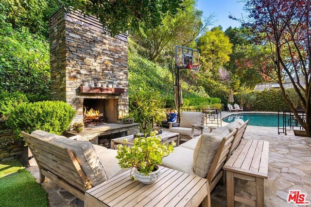 3354 Mandeville Canyon Road, Los Angeles, CA 90049