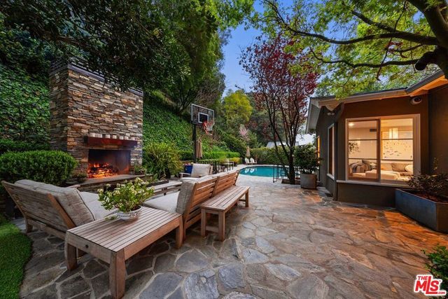 3354 Mandeville Canyon Road, Los Angeles, CA 90049