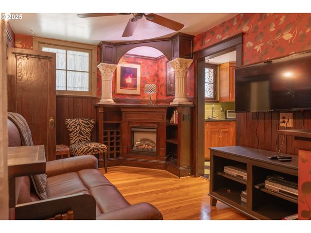 2046 Nw FLANDERS St 13-1, Portland, OR 97209
