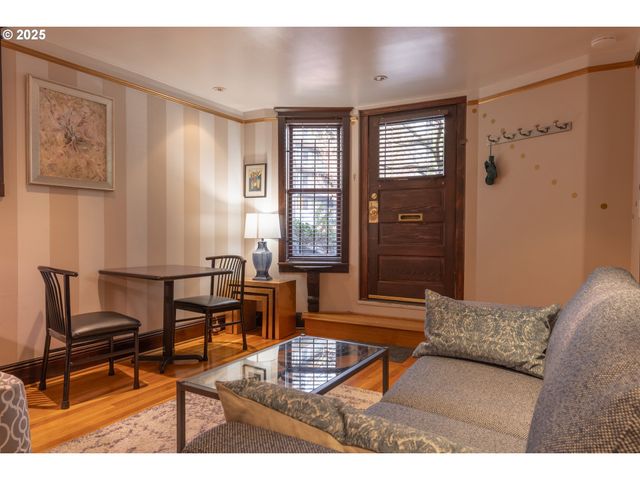 2046 Nw FLANDERS St 13-1, Portland, OR 97209