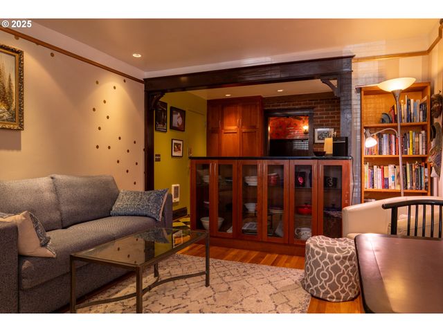 2046 Nw FLANDERS St 13-1, Portland, OR 97209