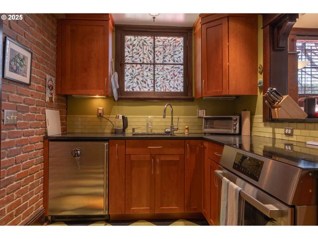 2046 Nw FLANDERS St 13-1, Portland, OR 97209
