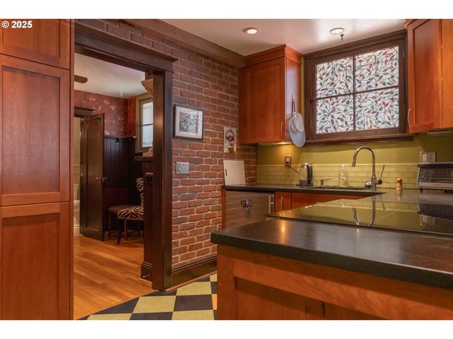 2046 Nw FLANDERS St 13-1, Portland, OR 97209