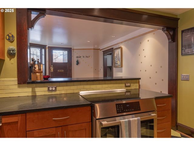 2046 Nw FLANDERS St 13-1, Portland, OR 97209