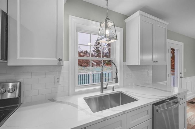 6 High Bluff Rd, Belchertown, MA 01007