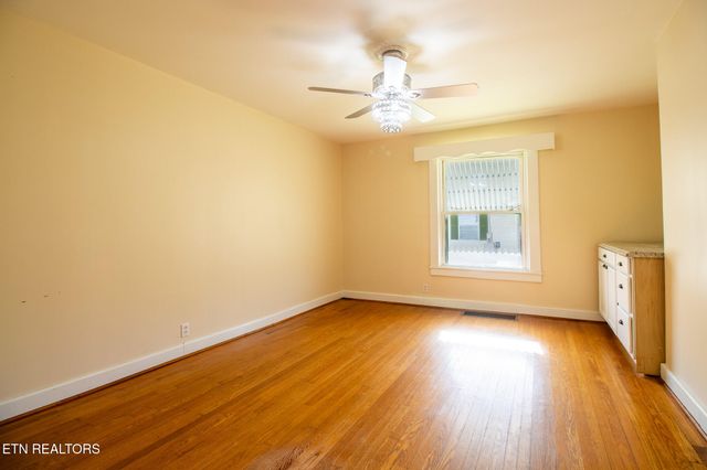 301 S Chamberlain Ave, Rockwood, TN 37854