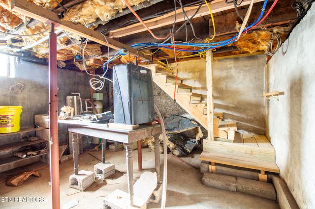 301 S Chamberlain Ave, Rockwood, TN 37854