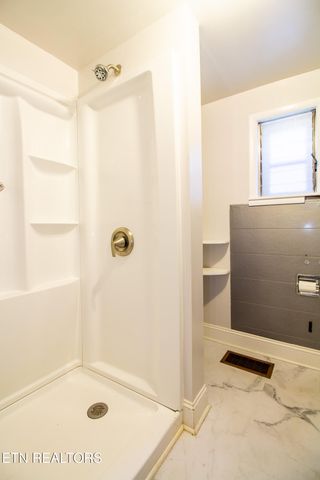 301 S Chamberlain Ave, Rockwood, TN 37854