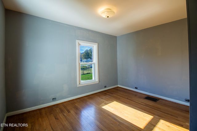 301 S Chamberlain Ave, Rockwood, TN 37854