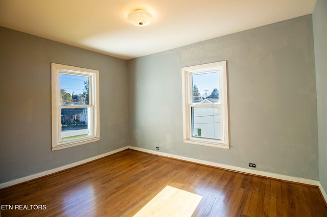 301 S Chamberlain Ave, Rockwood, TN 37854