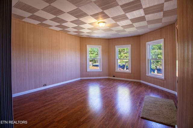 301 S Chamberlain Ave, Rockwood, TN 37854