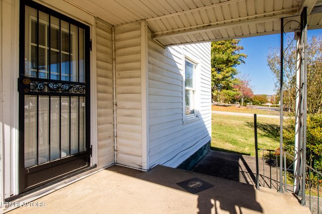 301 S Chamberlain Ave, Rockwood, TN 37854