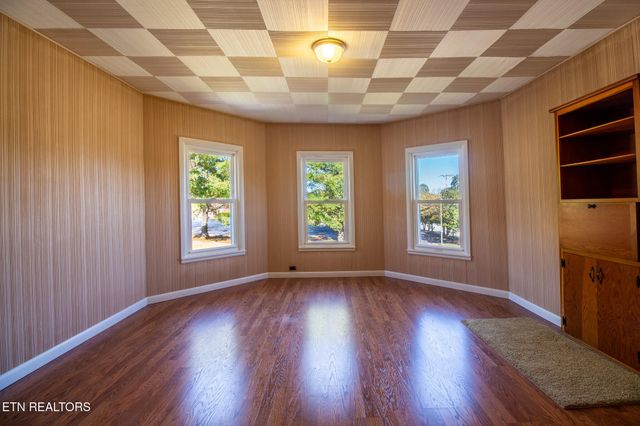 301 S Chamberlain Ave, Rockwood, TN 37854