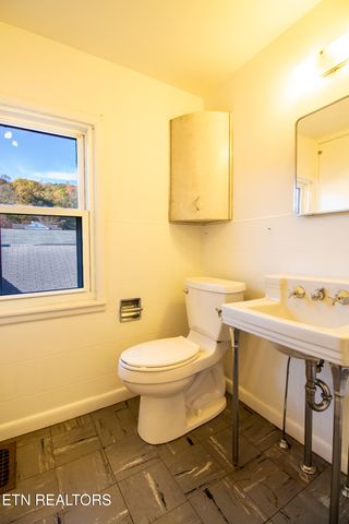 301 S Chamberlain Ave, Rockwood, TN 37854