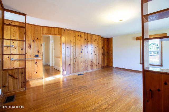 301 S Chamberlain Ave, Rockwood, TN 37854