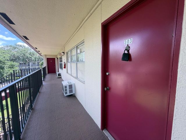 100 SW 132nd Way 303k, Pembroke Pines, FL 33027