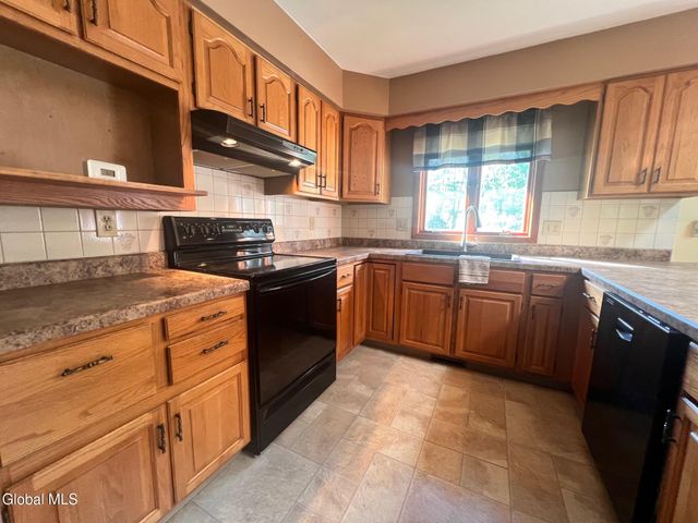 6 St Francis Lane, Colonie, NY 12304