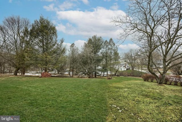 56 YORK RD, York, PA 17407