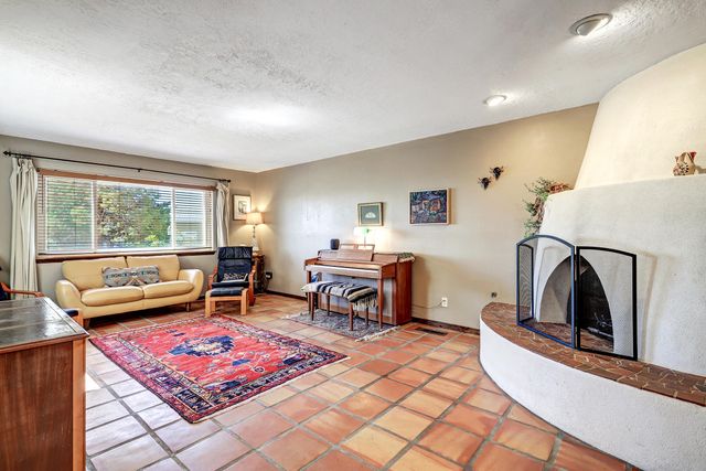 911 Palmas Altas Drive SE, Rio Rancho, NM 87124