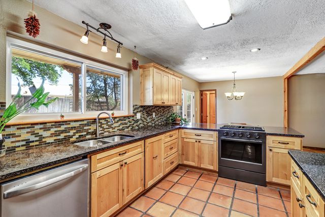911 Palmas Altas Drive SE, Rio Rancho, NM 87124