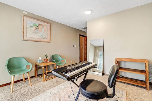 911 Palmas Altas Drive SE, Rio Rancho, NM 87124