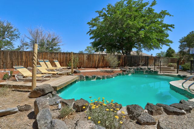 911 Palmas Altas Drive SE, Rio Rancho, NM 87124