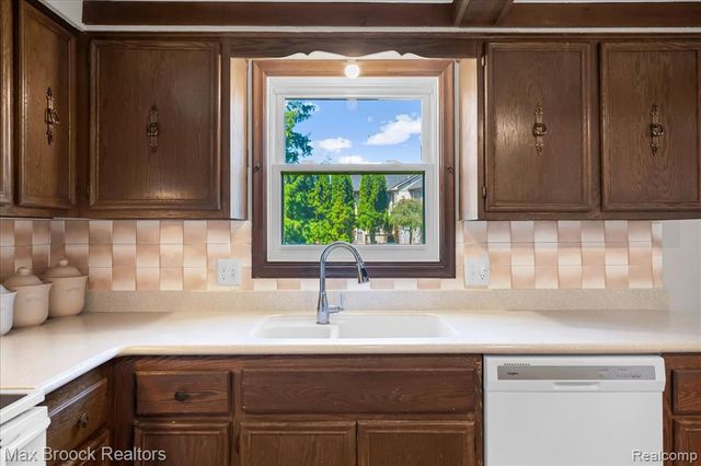 217 Stonetree Circle, Rochester Hills, MI 48309
