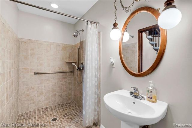 217 Stonetree Circle, Rochester Hills, MI 48309